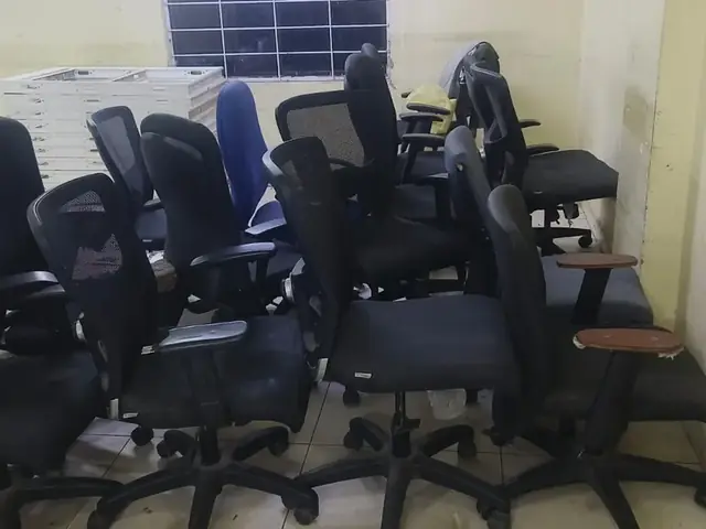 Lot of mesh office chairs